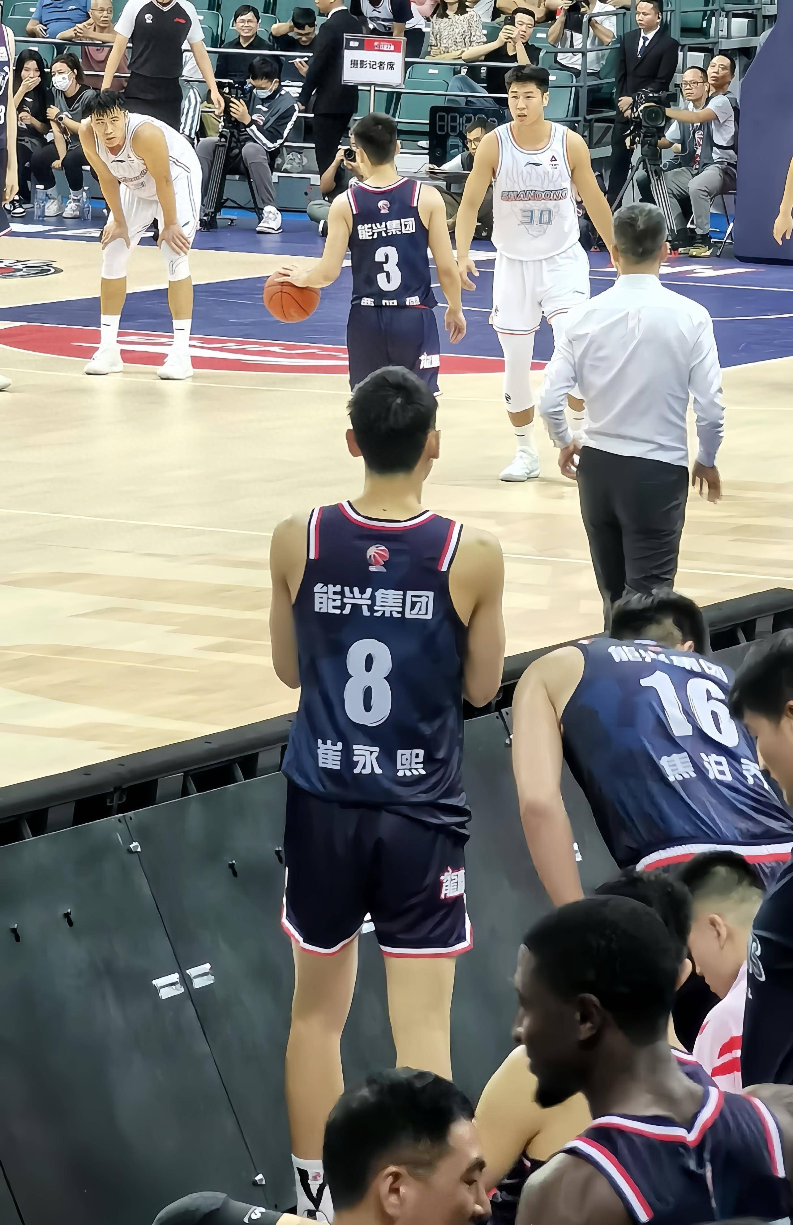 开云中国-关于太狠了！今夜马赛门线救险广州队清晨更衣室发声，清晨洛杉矶湖人调整名单的信息